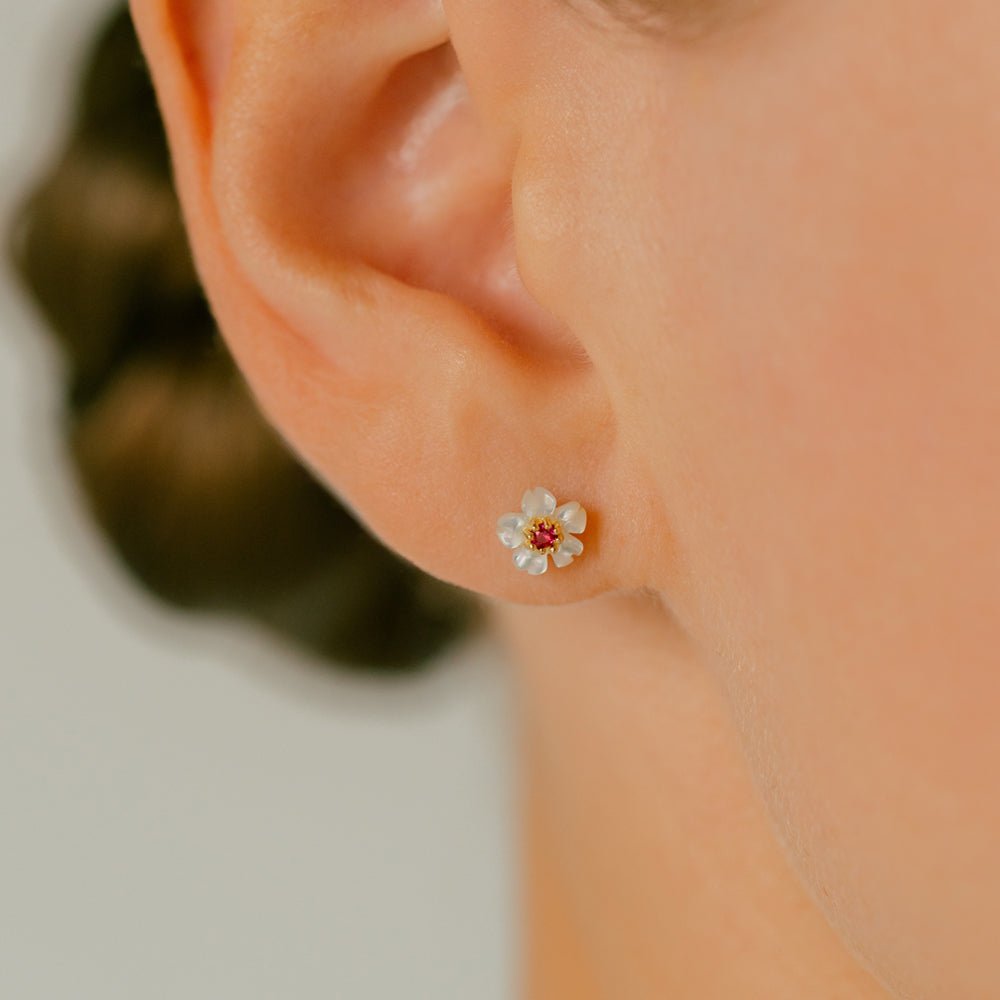 K18 シェル フラワー ボディピアス│ルビー・エメラルド 軟骨ピアス