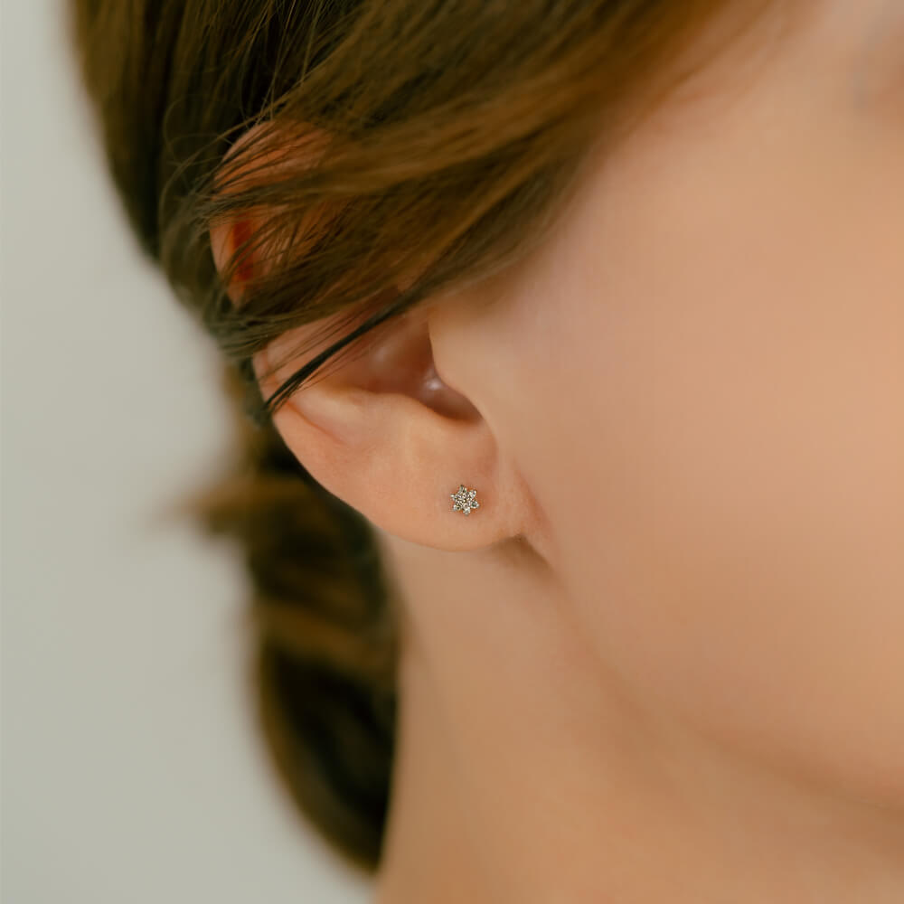 キラキラと輝くダイヤモンド・フラワーモチーフ ボディピアス │K18