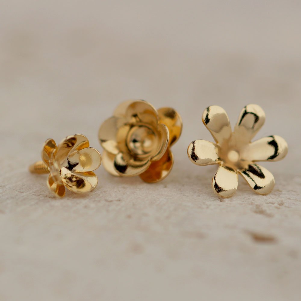 繊細に造られた花びらが美しい地金モチーフのボディピアス – PICOLLET