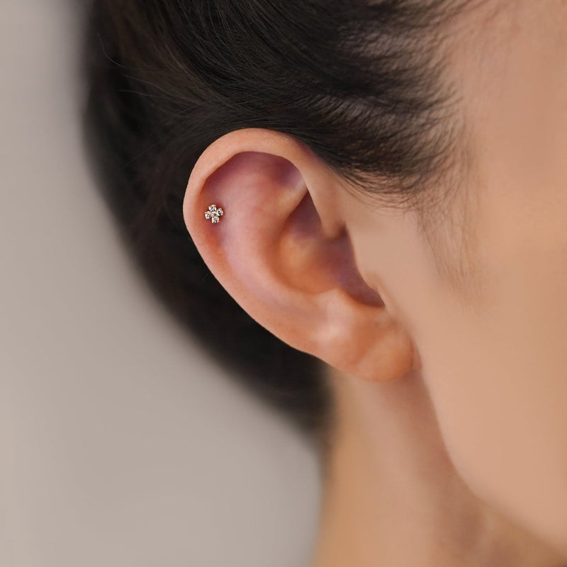 トラガスにオススメ、可愛いクロスモチーフの軟骨ピアス│K10 ピンク