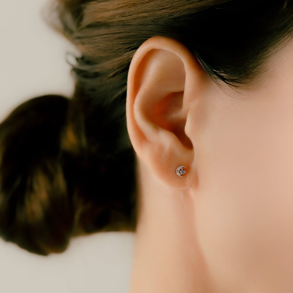 三日月とタンザナイトを軟骨に│ちょっとオトナのボディピアス – PICOLLET