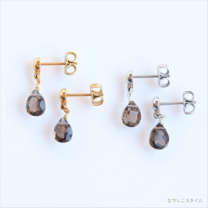 天然石を使用した揺れるピアス「sizuku/スモーキークオーツ」。