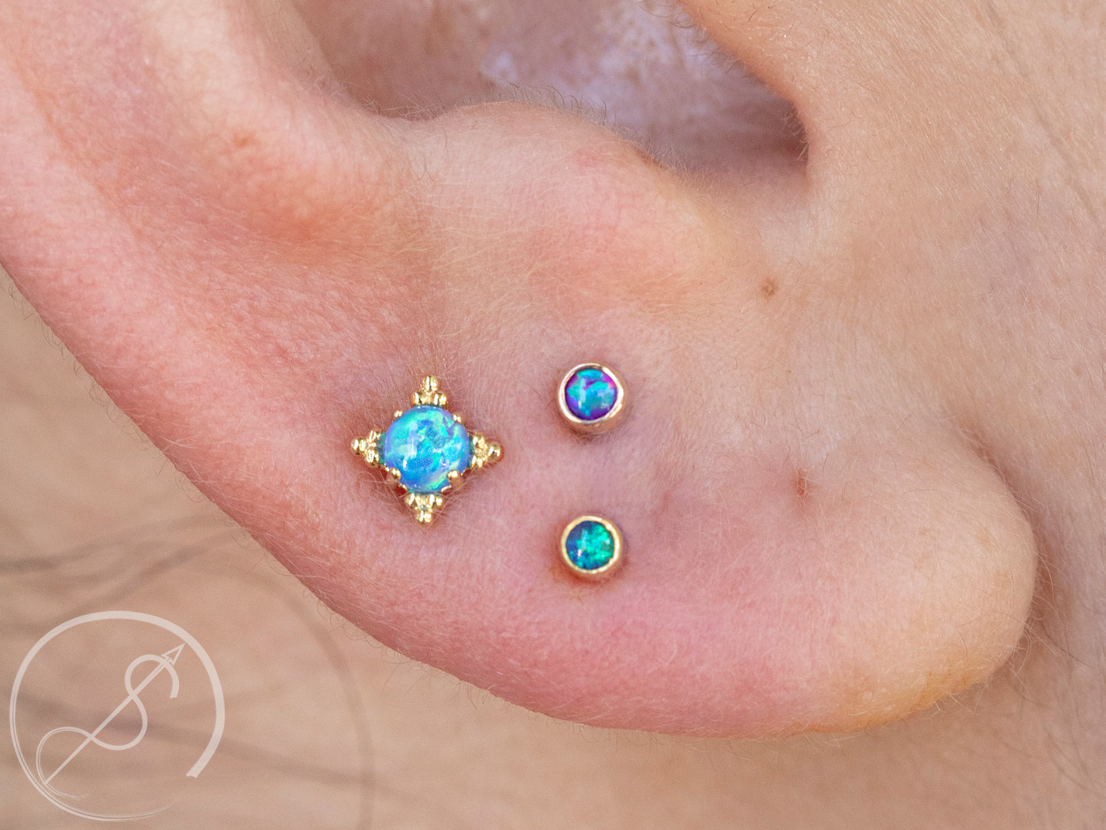 Zia threadless end with 3mm white opal in yellow gold – Piercing