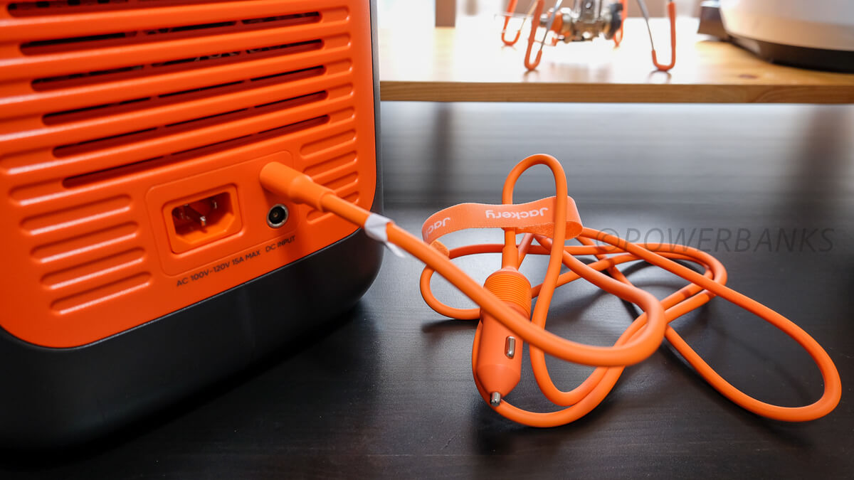 Jackery ポータブル電源をシガーソケット充電する【必要なアダプターと