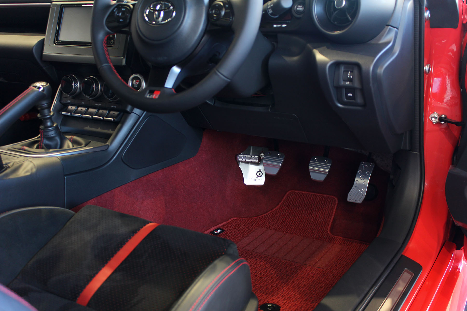 新製品のご案内】NEOPLOTフットレストバーNEO&ペダルシリーズにGR86