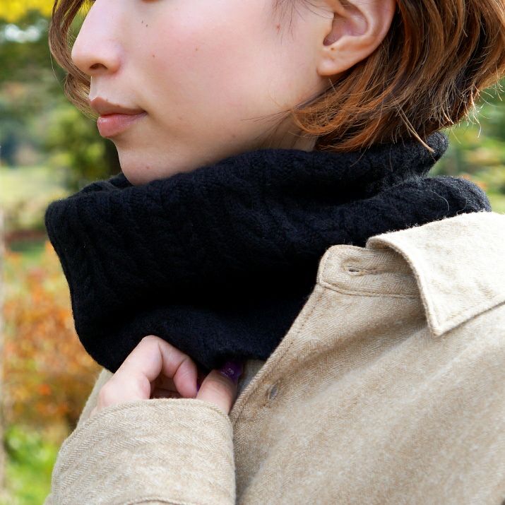 カシミヤ100％ケーブル編みネックウォーマー | Milestone公式