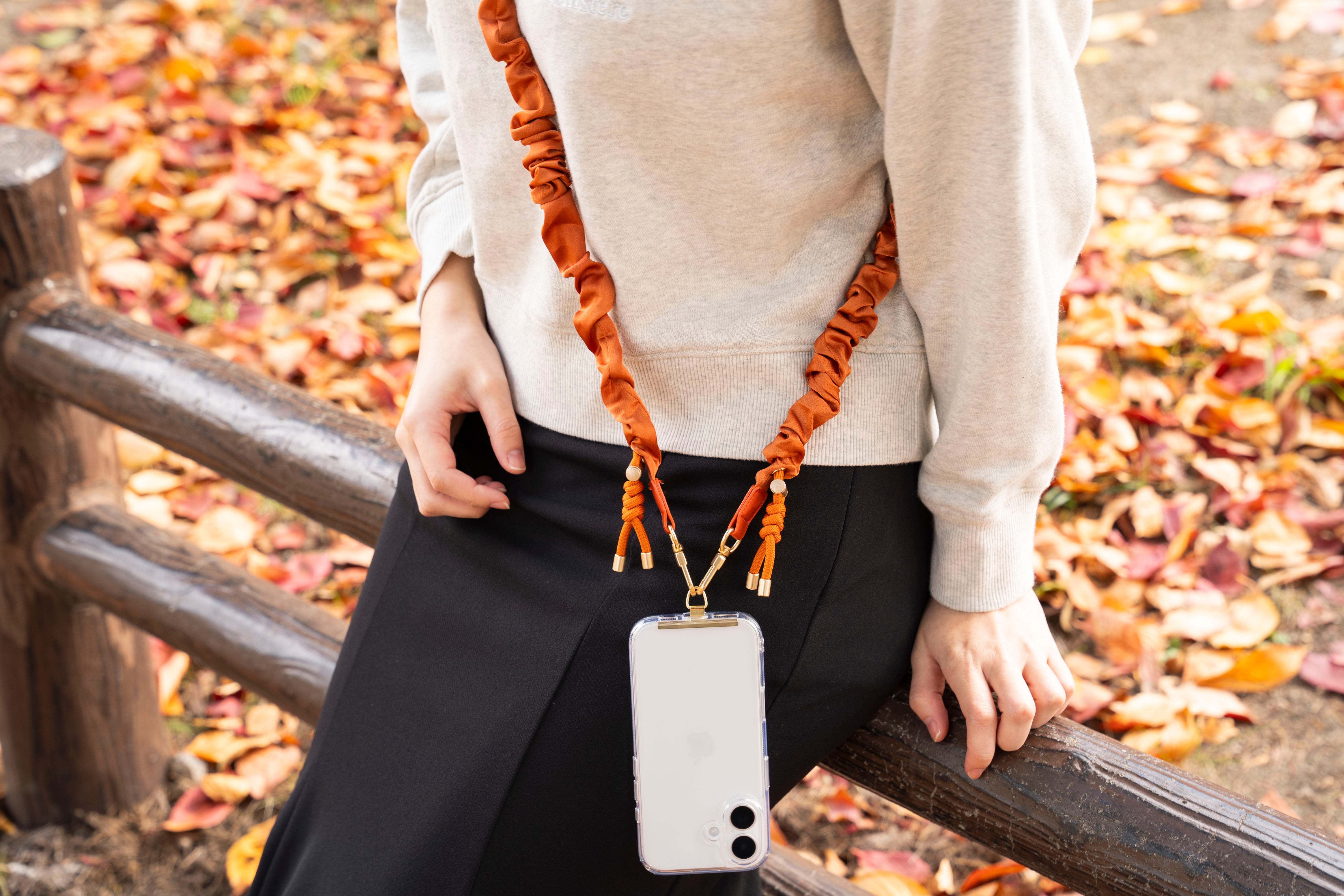 スマホに挟んでショルダーストラップを装着できる「SHOULTY MULTI