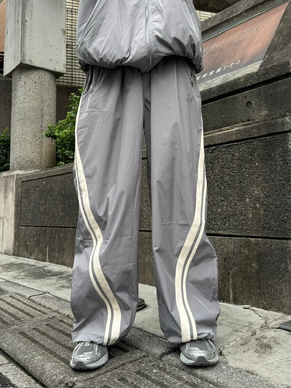 Chikashitsu +】set up side line track pants (2color