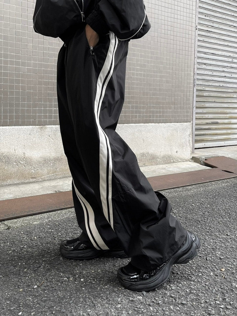 Chikashitsu +】set up side line track pants (2color