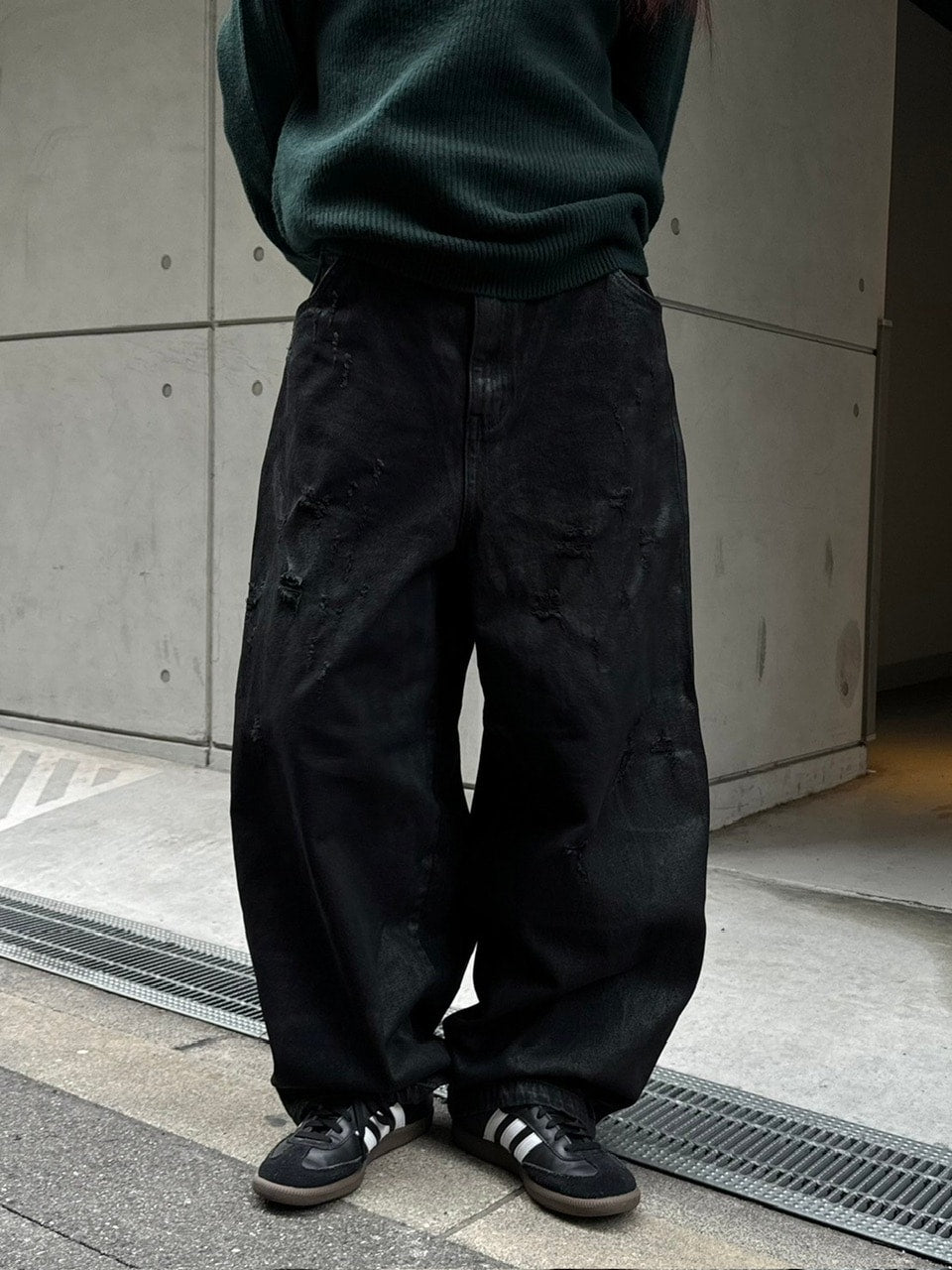 受注制【Chikashitsu +】coating damage wide denim pants