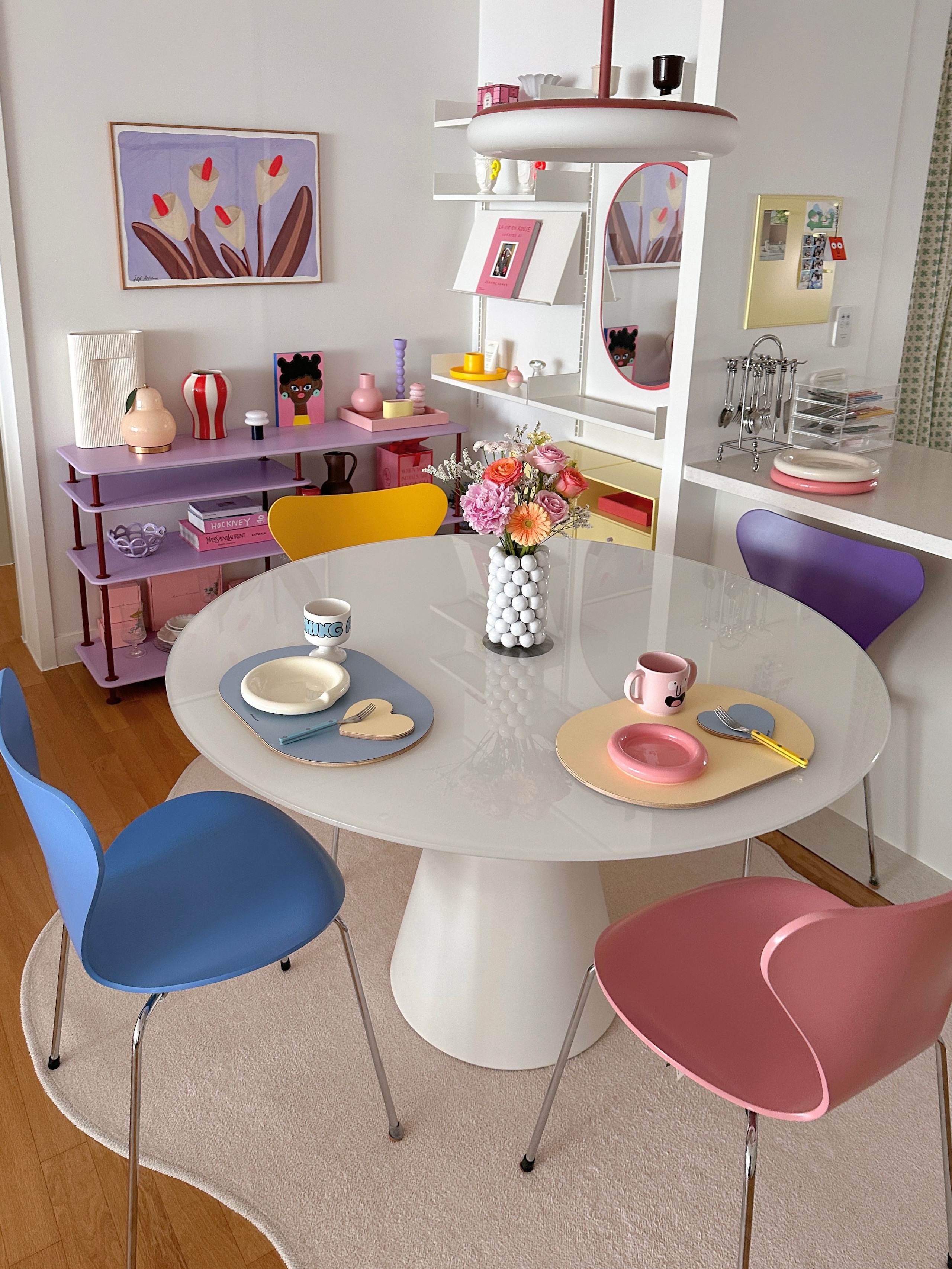 皿の収納やデッドスペース活用でミッドセンチュリーモダンを楽しもう