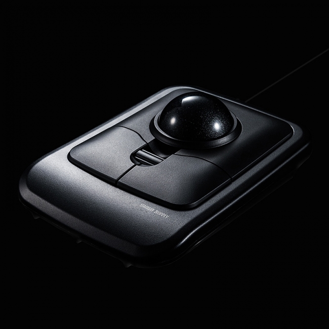 操作しやすい大型ボールを採用した、左右対称型の有線トラックボールを