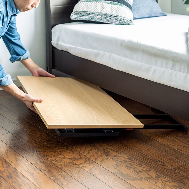 使いたい時だけサッと出せる、木目天板とブラックフレームの