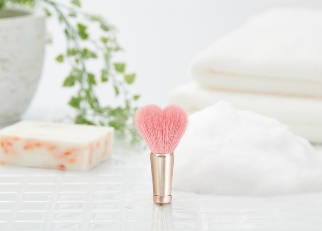 ハート型のブラシ」×「花柄のパッケージ」が大切な人へのギフトに