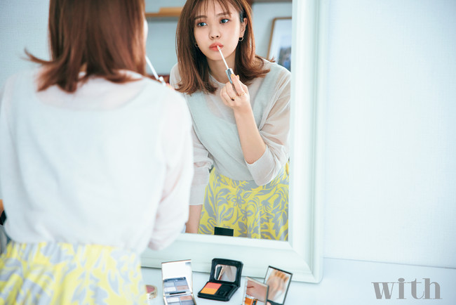 with8月号表紙は「ミーアキャットと初共演」白石麻衣、Special