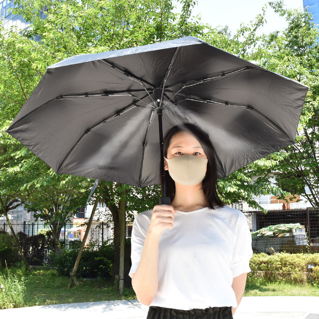 マスクで暑い顔も冷やします】ミストシャワー付き折りたたみ傘が