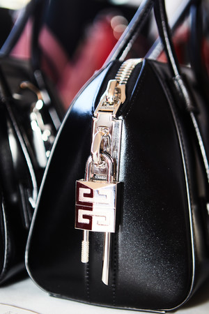 ジバンシィがマシュー・M・ウィリアムズによるアンティゴナの新作を