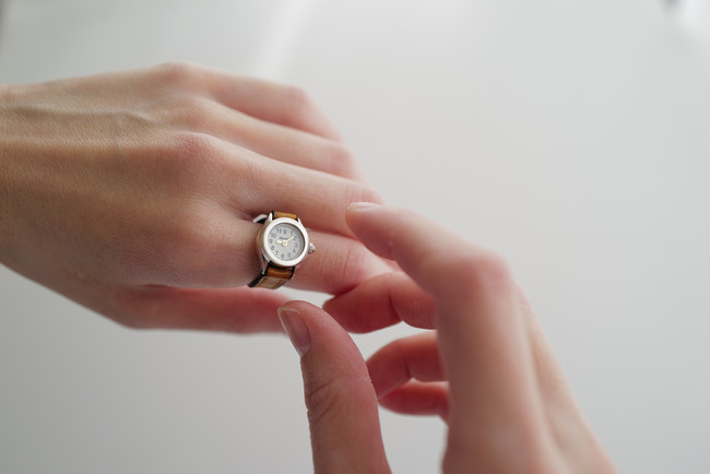 時を着飾る「moco」、ほぼ日とのオリジナル指時計を発売 | more