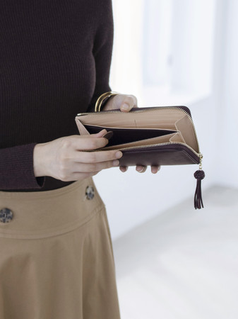 土屋鞄】時代の流れにとらわれないデザインで、自由な装いを楽しむ新