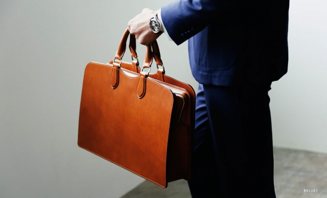 土屋鞄製造所】紳士のビジネスシーンを引き立てる、春の限定レザー