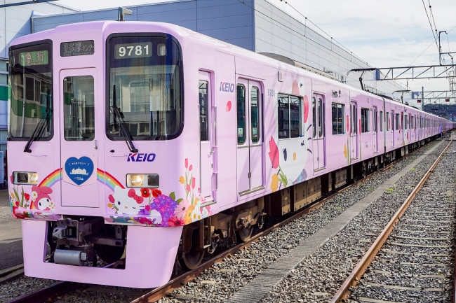 サンリオキャラクターのフルラッピングトレインが京王線で運行開始