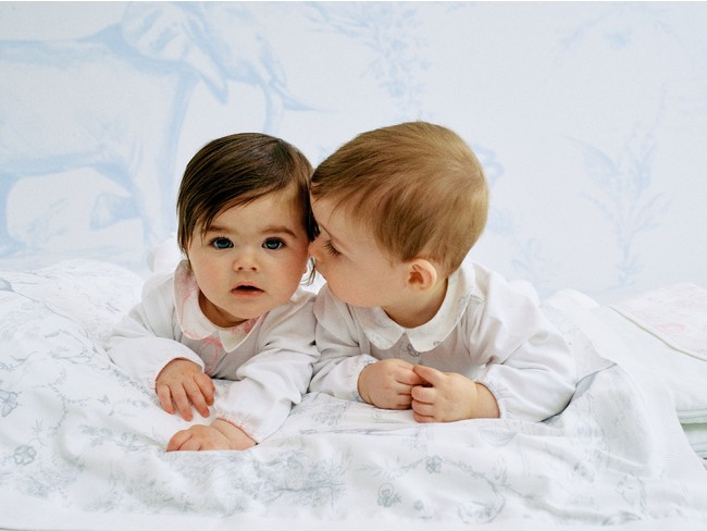 baby DIOR】タイムレスな「トワル ドゥ ジュイ」に新生児向けのギフト