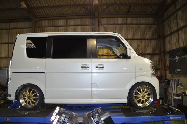 エブリーワゴン DA64W 車高調に交換と四輪アライメント調整