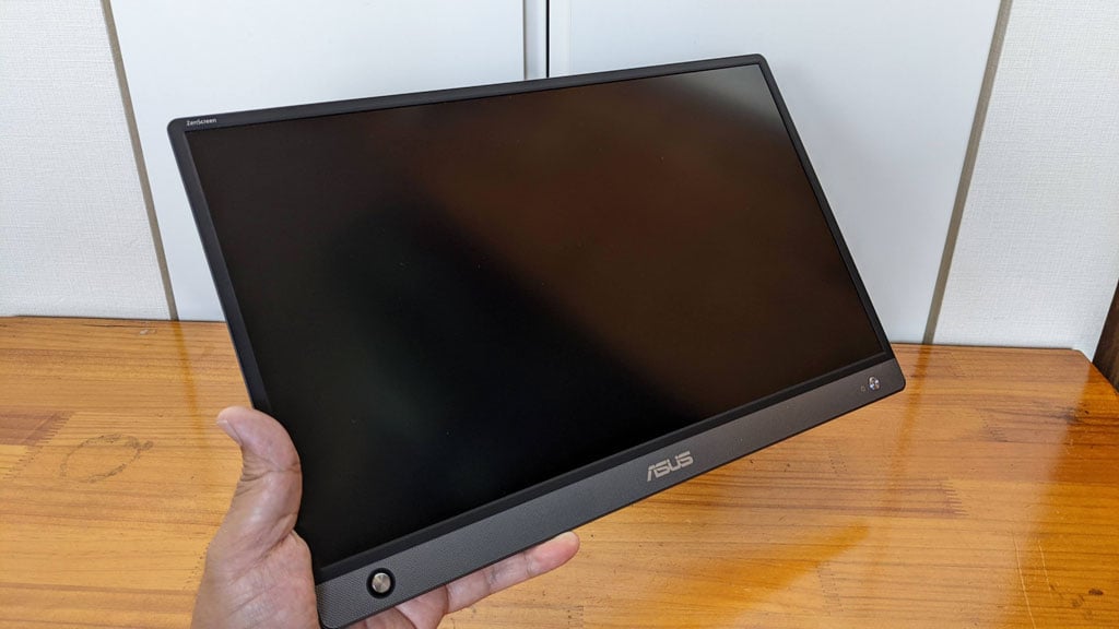 薄型で縦置きにも便利なスリーブケースが付属する15.6型モバイル