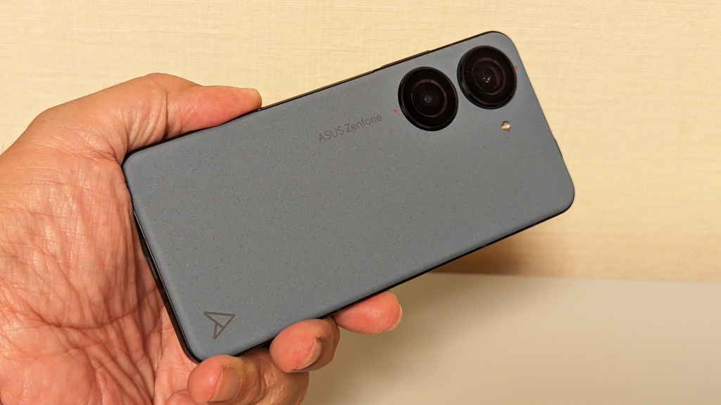 ゲーミングスマホ並みにパワフルな横幅70mm以下のコンパクトスマホ