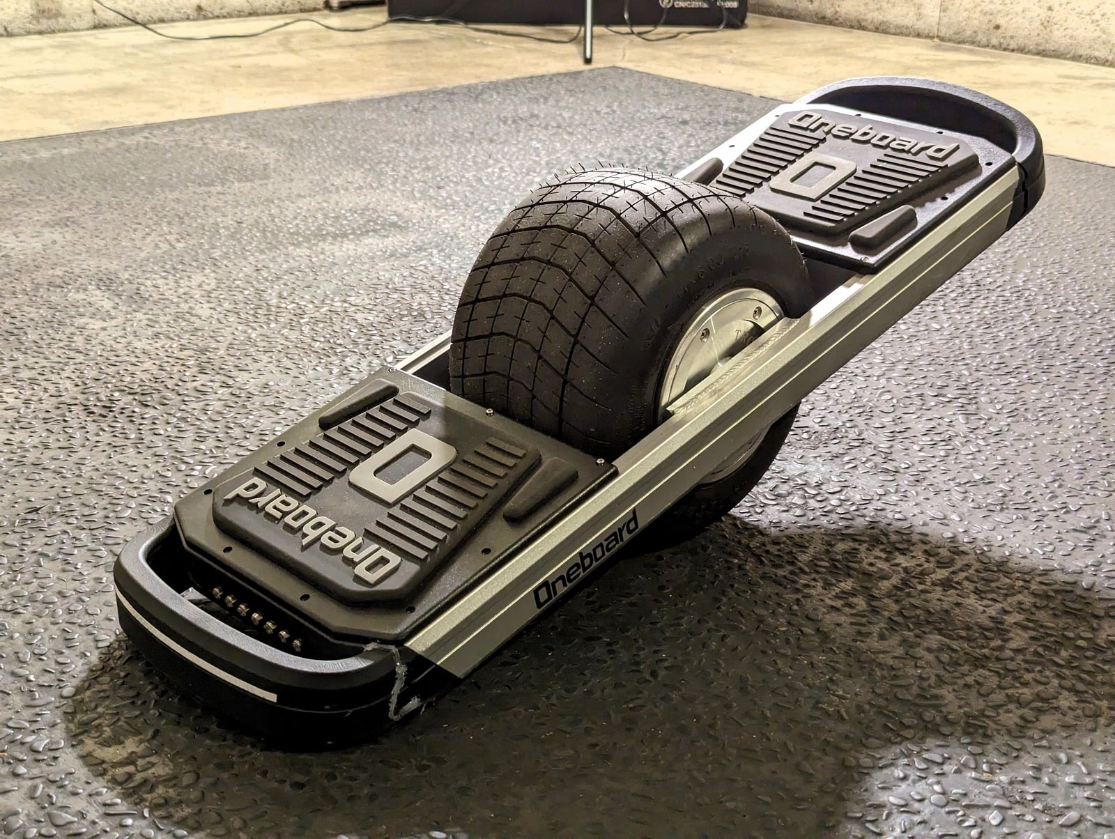 重心移動で自由自在に走行できる一輪電動スケートボード「Oneboard