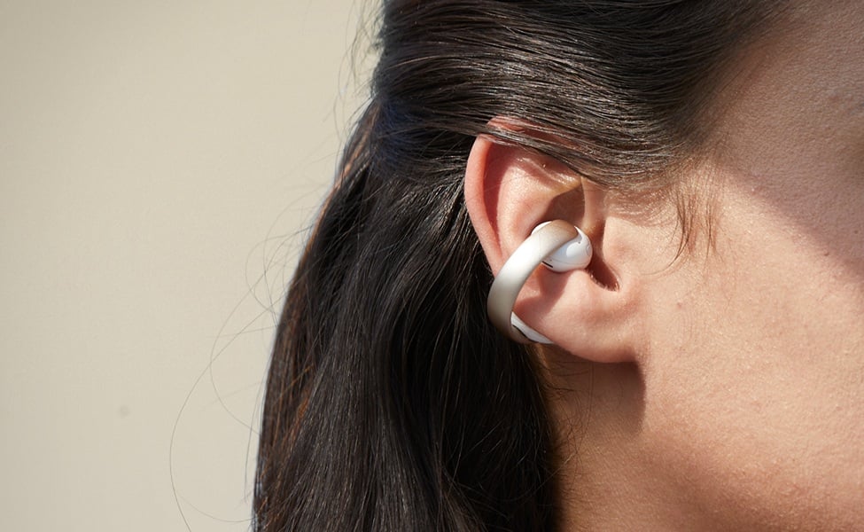 Ankerが耳をふさがないイヤーカフ型でLDAC対応の完全ワイヤレス