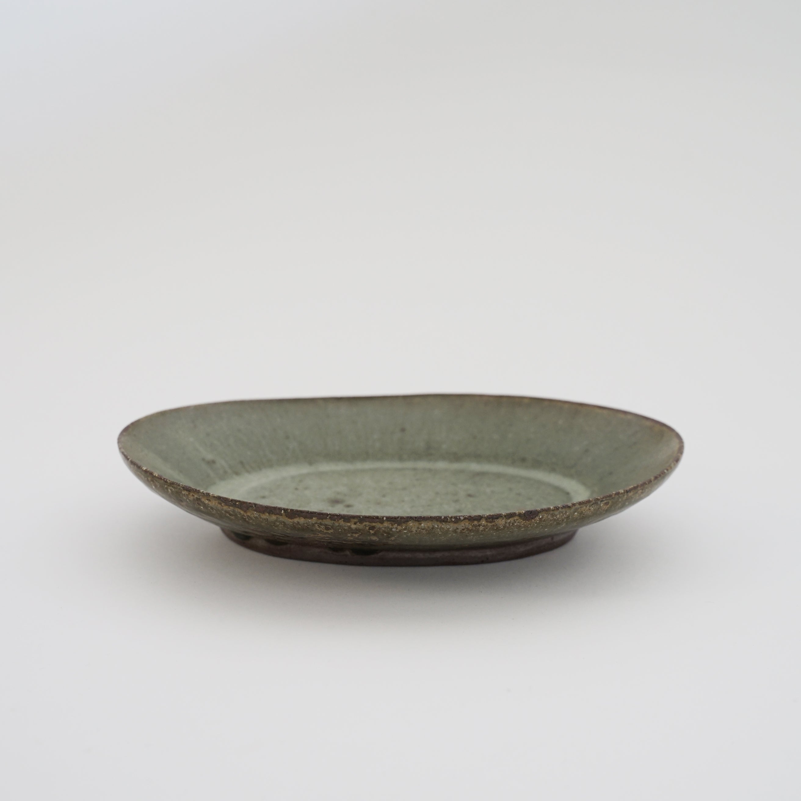 17⻘灰オリーブオーバル広リム皿 小｜清岡幸道 – Quwan