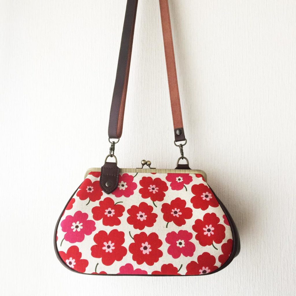 たち耳うさぎのショルダーバッグ(がま口・赤い花)
