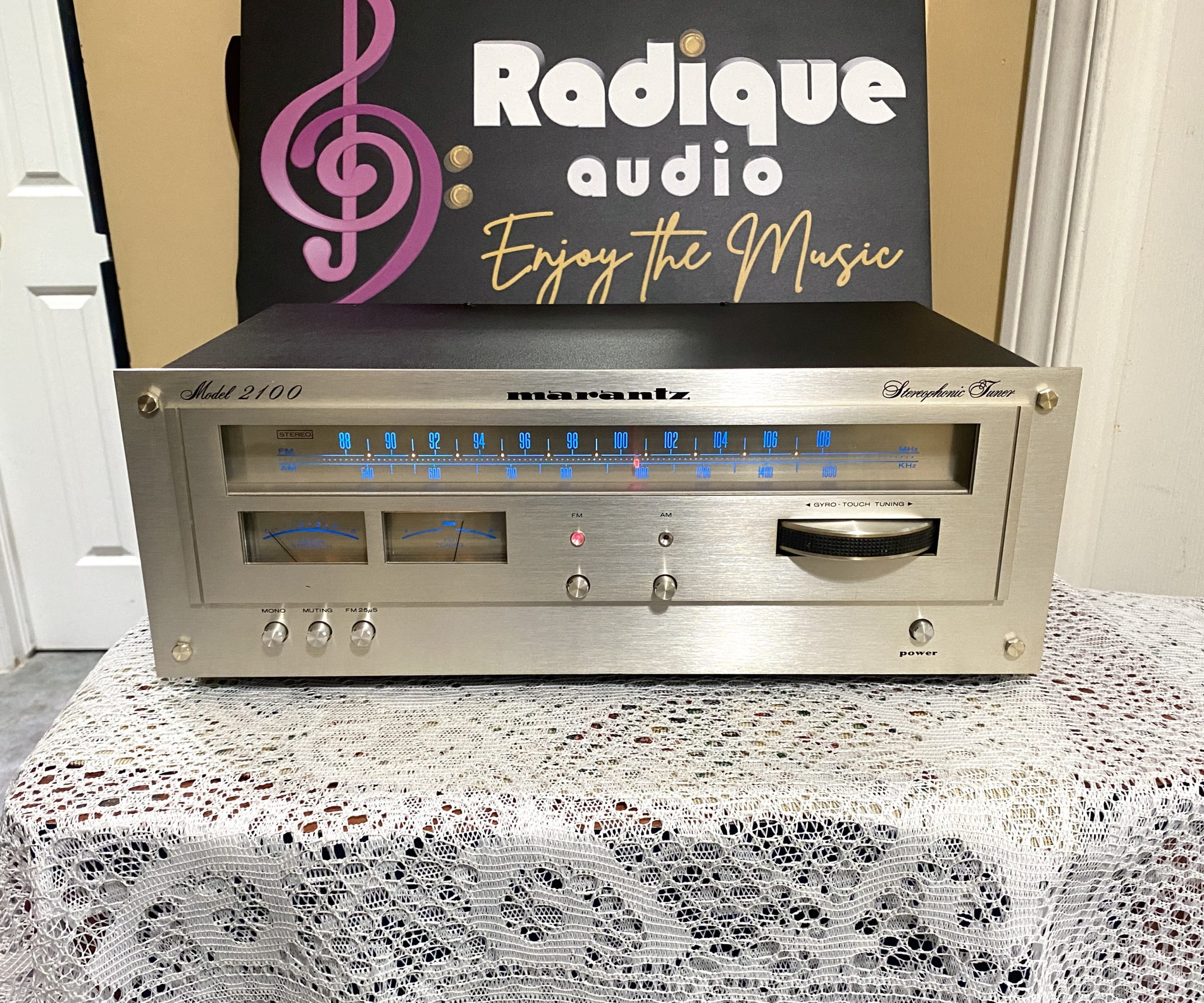 Japanese-Made Marantz AM/FM Stereophonic Tuner 2100 - Radique Inc