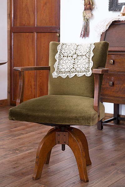 古い学校や書斎の椅子が大人気!絵になるアンティークのレトロチェア