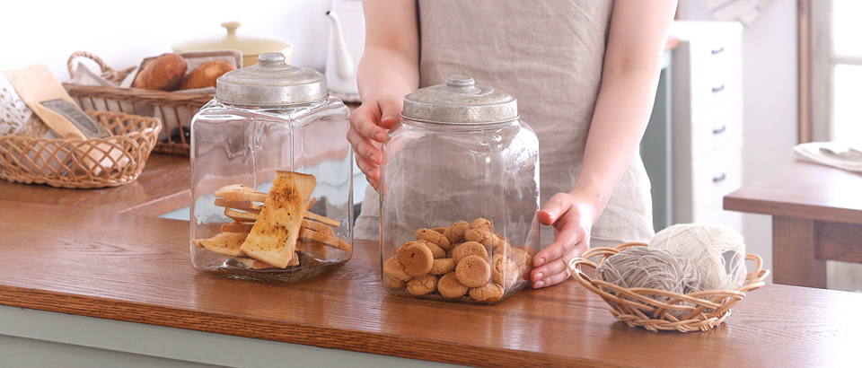 昭和レトロなディスプレイに！古い駄菓子屋さんの雑貨と家具
