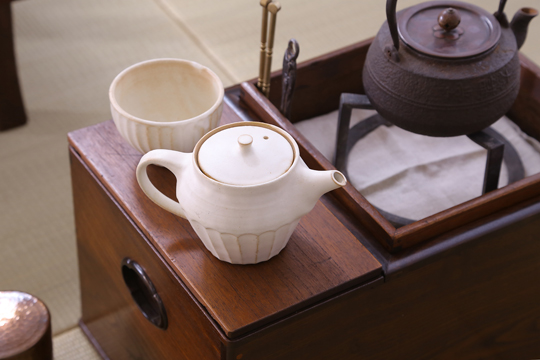 現代で楽しむ日本の伝統。木製アンティーク火鉢の魅力とは