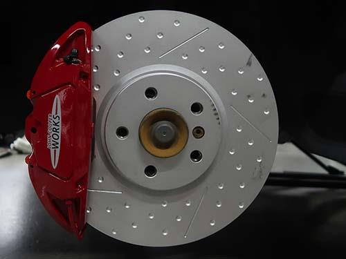 ミニ クラブマン(F54) 純正JCW用スポーツブレーキキット装着&GLAD製低