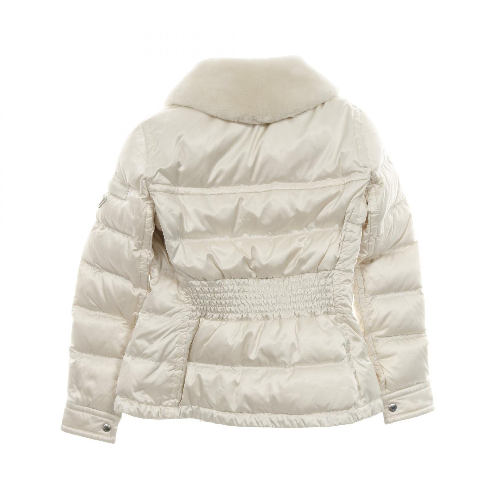 ダウンジャケット ナイロン アイボリー 三角プレート プラダ – RECLO