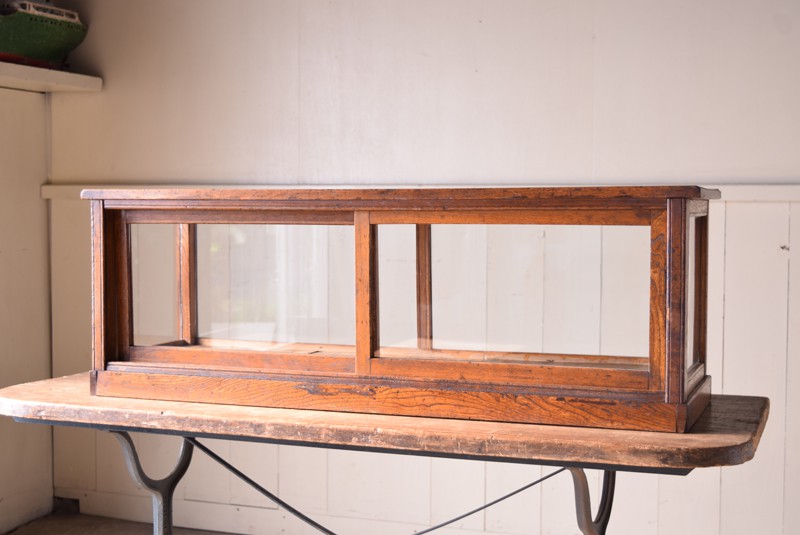 アンティーク 木味 横長のガラスショーケース | REFACTORY antiques