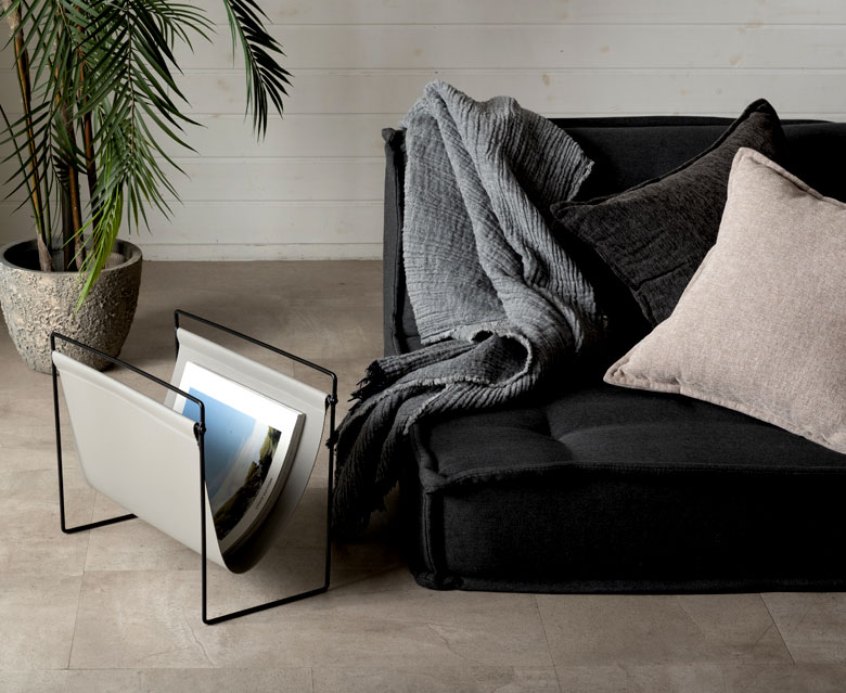 置くだけで空間が整うアイアン×フェイクレザー調マガジンラック