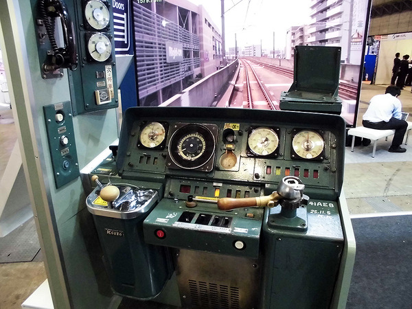 駅と空港の設備機器展】103系運転台で軽量ホームドアを体験、ハンズ