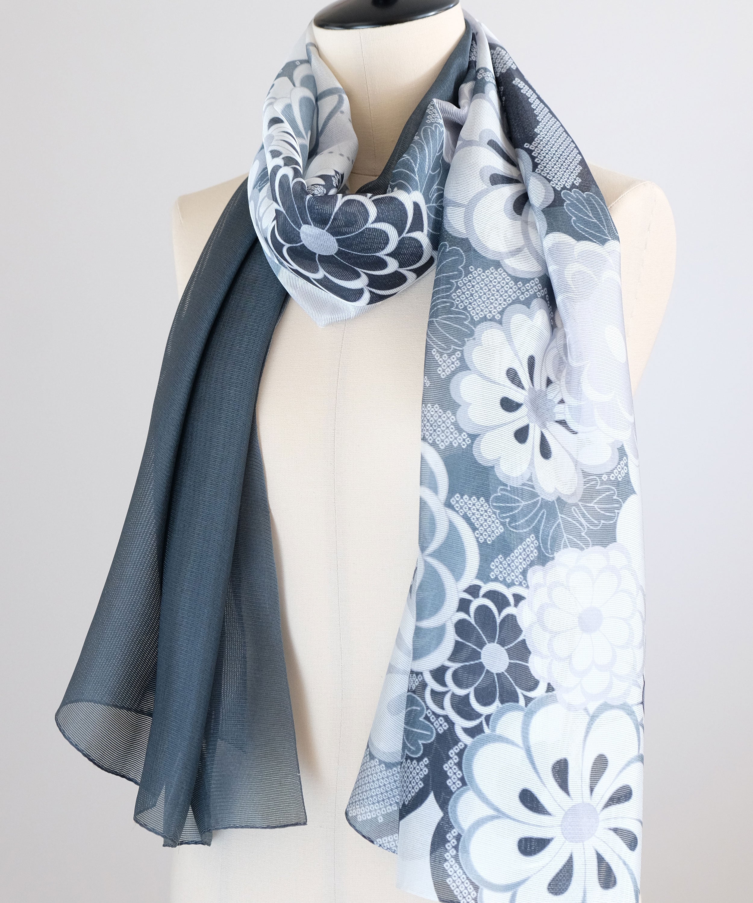 銀絹に大菊あしらうシルクストール