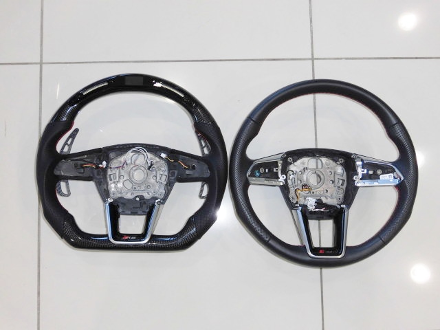 AUDI アウディRS6 C8/F2/4K AVANT RSTカーボンステアリング取り付け