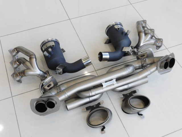 PORSCHE ポルシェ 992 カレラ GTS アクラポビッチ（AKRAPOVIC