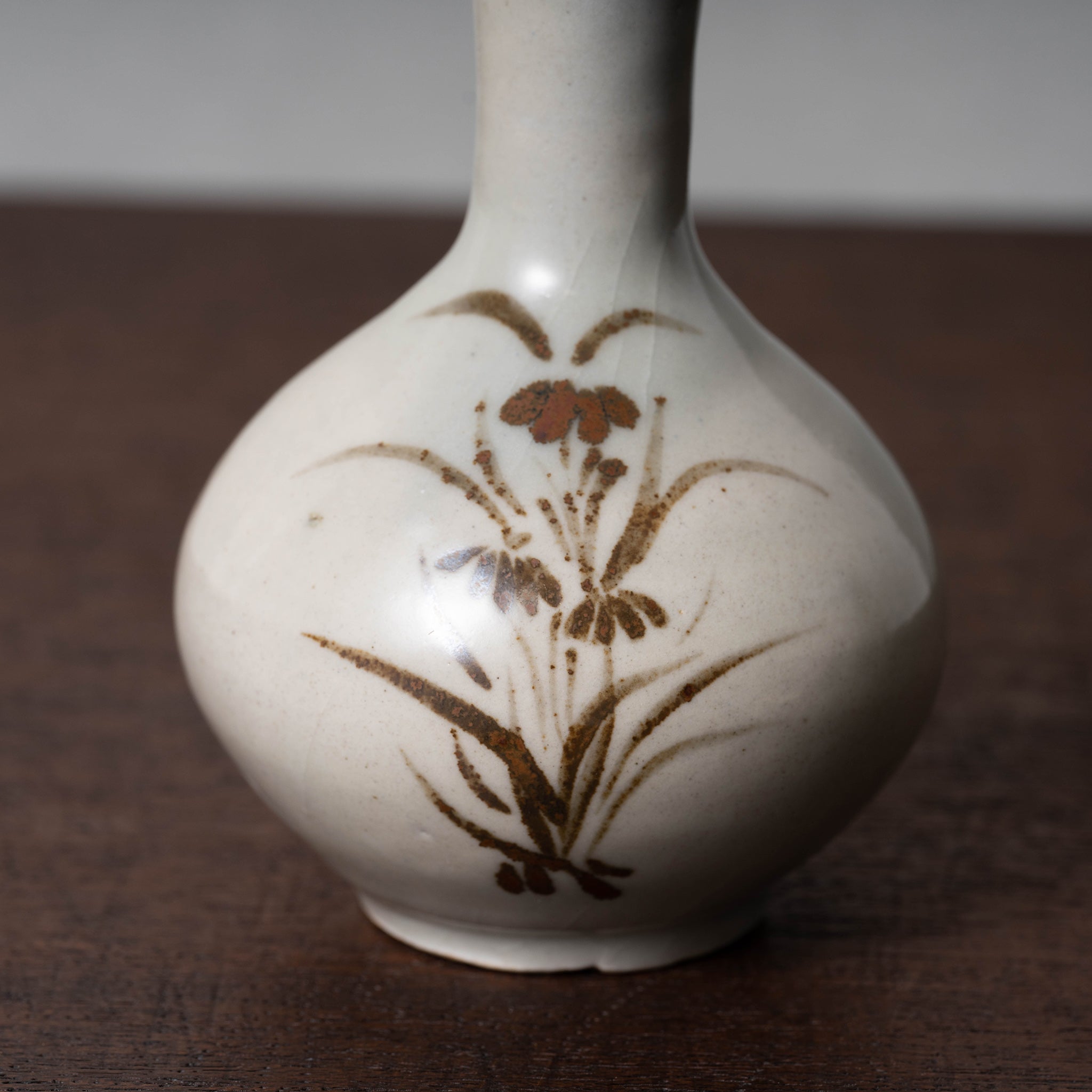 李朝 分院手白磁鉄絵草花文瓶 – 燦禾 SANKA