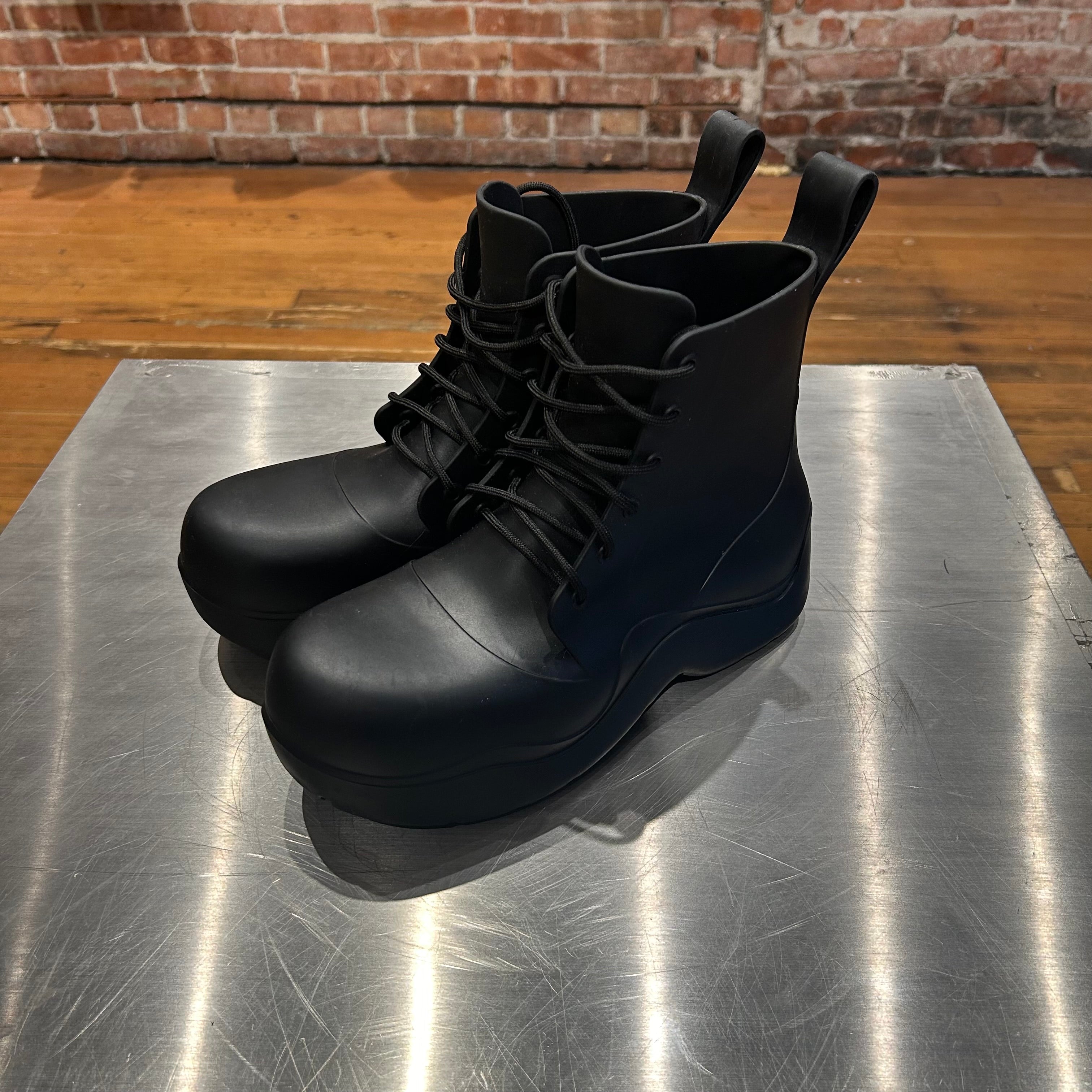 BOTTEGA VENETA LACE UP PUDDLE BOOTS 'BLACK' – Sadō Room