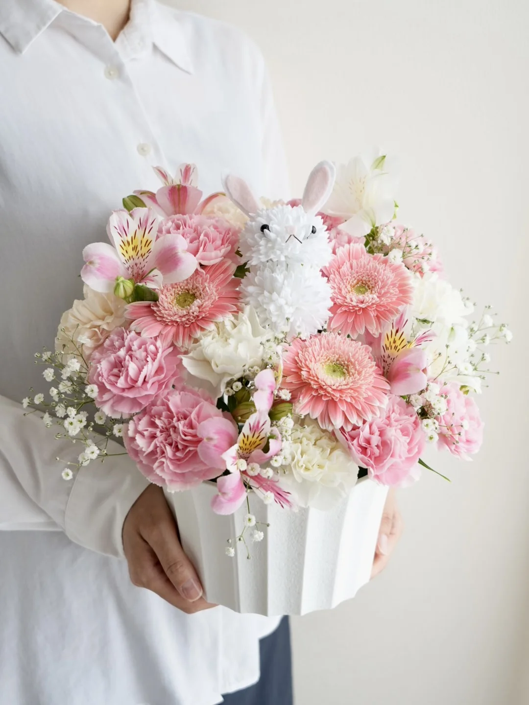 うさぎのアニマルアレンジ ピンク M｜フラスタ・楽屋花のSakaseru