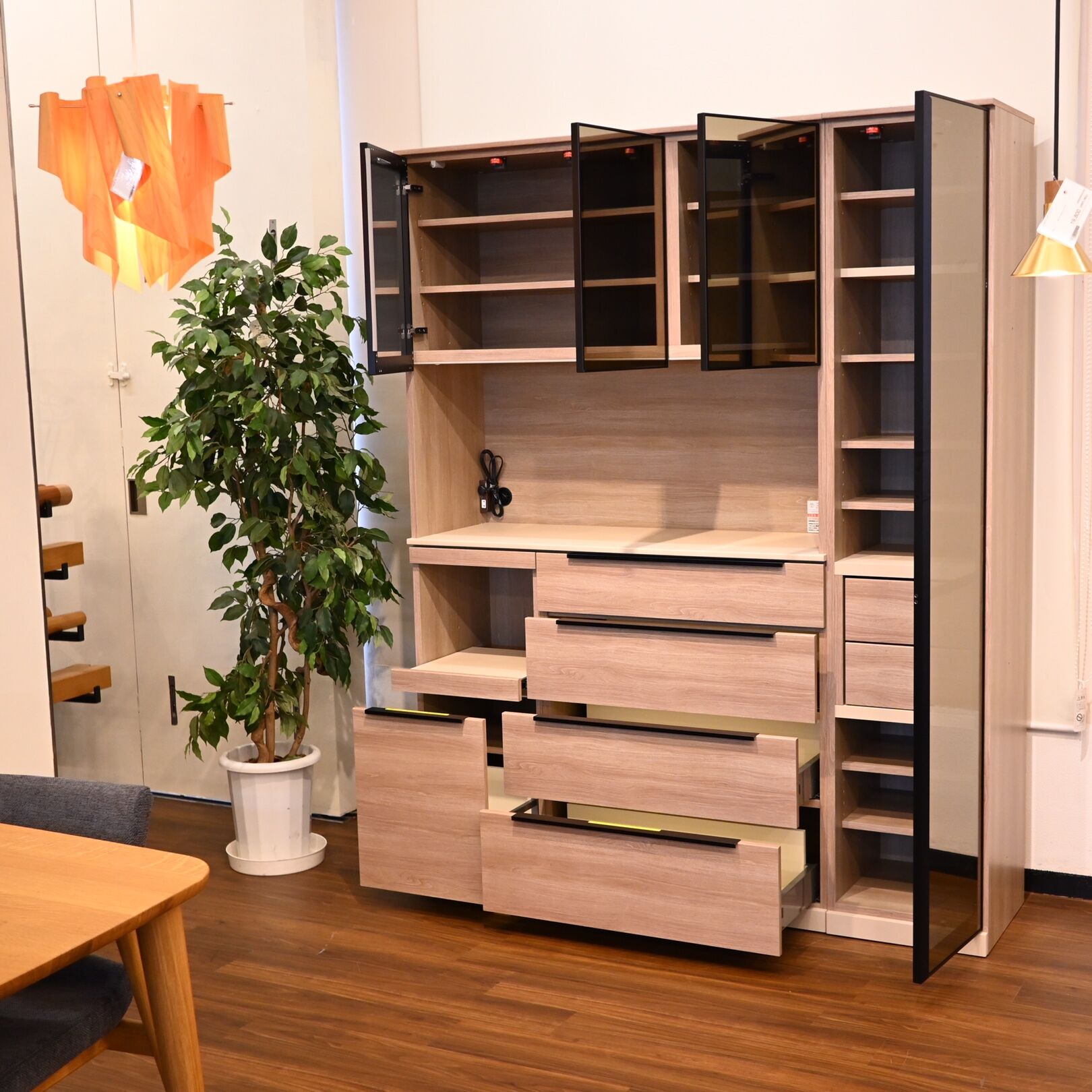 食器棚 綾野製作所”アリシア” | 商品紹介 | 大阪府茨木市の家具なら