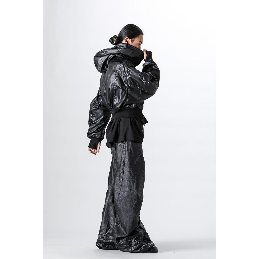 ユリウス JULIUS Coated Satin Short Hooded Blouson（BLACK） -FASCINATE